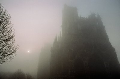 Ein Blick im Morgennebel auf Notre-Dame in Amiens. NOTRE-DAME-KATHEDRALE, AMIENS,... von James L Stanfield