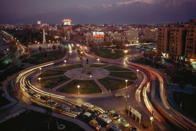 Auto, Stadtlichter beleuchten Plaza Baquedano. Santiago, Chile von James L Stanfield