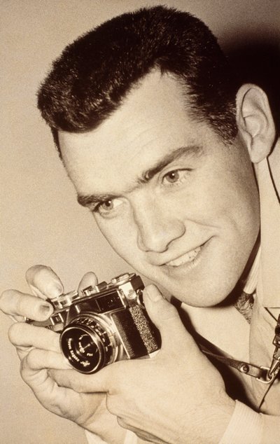 Milwaukee Post Fotograf James L. Stanfield. Milwaukee, Wisconsin. Er hält... von James L Stanfield