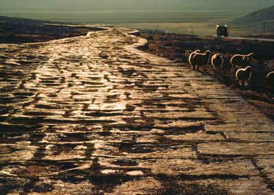 Moderne Makadamstraße parallel zur antiken Kalkstein-Römerstraße. In der Nähe von Aleppo, Syrien von James L Stanfield