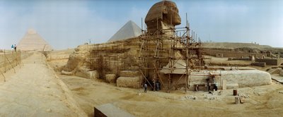 Panorama der Restauratorenarbeiten zum Wiederaufbau der Basis der Großen Sphinx von Ägypten. Gizeh, Ägypten von James L Stanfield