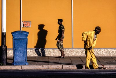 Südafrikanische Männer auf einer Straße und einem Gehweg in Pretoria, Südafrika von James L Stanfield