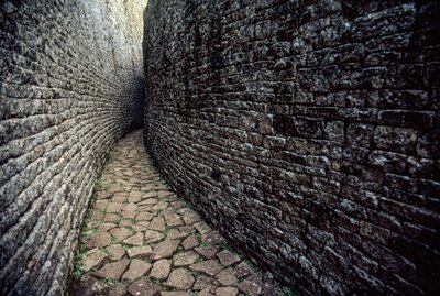 Die Ruinen von Groß-Simbabwe wurden zwischen 1250 n. Chr. erbaut von James L Stanfield