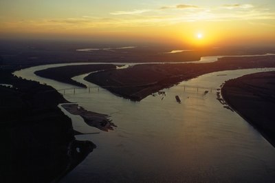 Dämmerungsaussicht aus der Luft auf den Zusammenfluss von Ohio und Mississippi Rivers. Cairo, Illinois von James L Stanfield