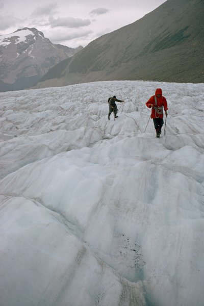 Zwei angeleinte Bergsteiger nähern sich einer Gletscherspalte im Mount Robson Provincial Park von James L Stanfield