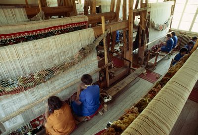 Frauen arbeiten an einem großen Teppichwebstuhl. Kotel, Bulgarien. von James L Stanfield