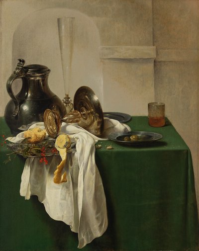 Zinnkrug und Silbertazza auf einem Tisch von Jan Jansz den Uyl