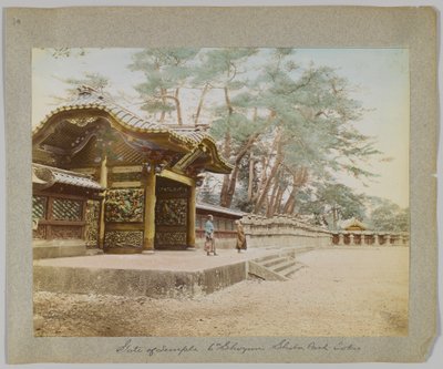Tor des Tempels des 6. Shogun, Shiba Park, Tokio, Japan (handkoloriertes s/w-Foto) von Japanese Photographer