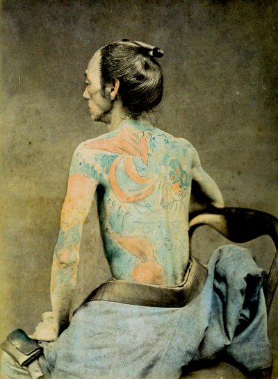 Japanischer Mann mit traditionellen Irezumi-Tattoos, ca. 1890 (handkoloriertes Albumin-Foto) von Japanese Photographer