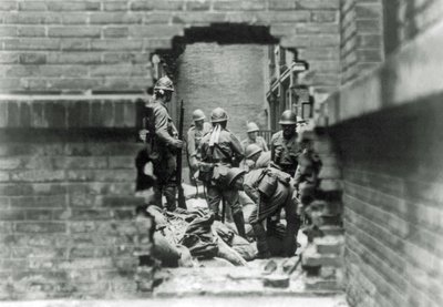 Japanische Soldaten sind in Straßenkämpfe in Shanghai, China, verwickelt, 1937 von Japanese Photographer
