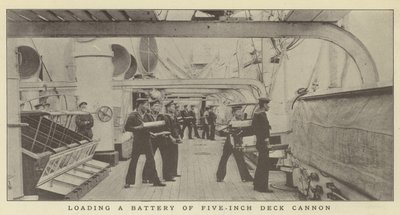 Laden einer Batterie von Fünf-Zoll-Deckkanonen von Japanese Photographer