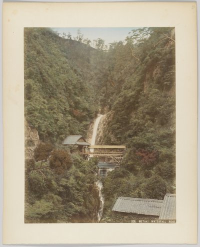 Metaki-Wasserfall, Kobe, Japan (handkoloriertes s/w Foto) von Japanese Photographer