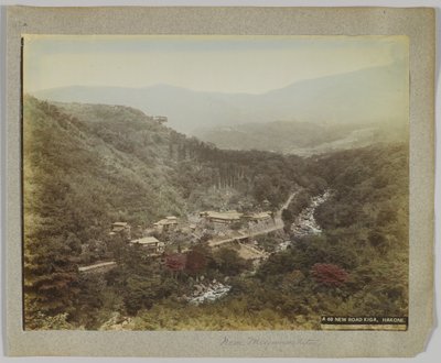 Neue Straße, Kiga, in der Nähe von Miyanoshita, Präfektur Kanagawa, Japan (handkoloriertes s/w Foto) von Japanese Photographer