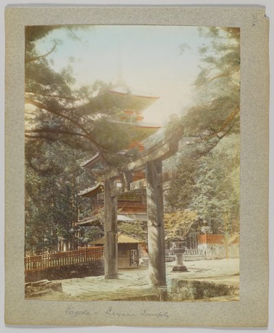 Pagode in Tōshō-gū, Nikko, Japan (handkoloriertes s/w Foto) von Japanese Photographer