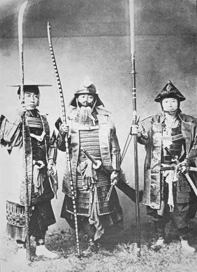 Samurai des alten Japan bewaffnet mit Langbogen, Stangenwaffen und Schwertern von Japanese Photographer