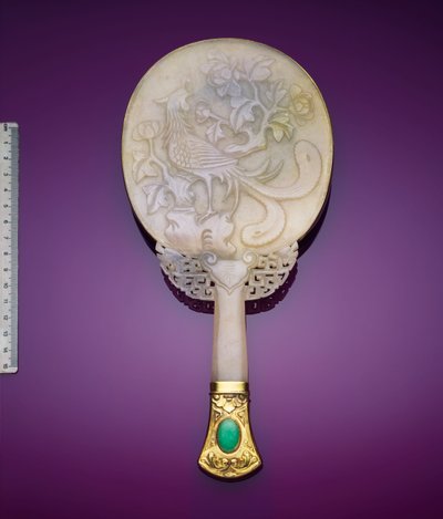Ein weißer Jadeit- und vergoldeter Silber-Spiegel mit einem Flachrelief eines Phönix und einer Pfingstrose von Japanese School