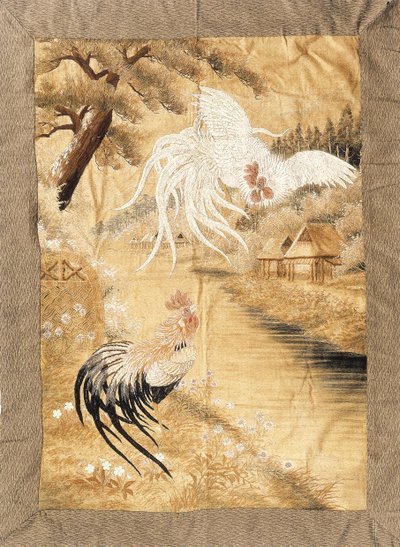 Bestickter Wandbehang, gearbeitet in Seide mit einem Paar Hähne mit flatterndem Gefieder, einer im Flug, der andere auf einem Flussufer unter Gänseblümchen, späte 19. Jahrhundert von Japanese School