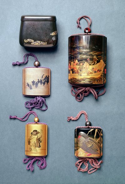 Inro und Tabakbeutel: von links nach rechts: Tabakbeutel mit Hiramaki-e-Design, signiert Zeshin; Inro, Hochzeitprozession der Füchse in Sumi-e Togidashi, signiert Toyo; Inro, zwei Weise lesen eine Schriftrolle in Sumi-e von Japanese School