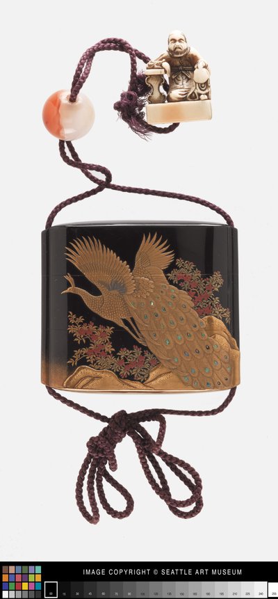 Inro dekoriert mit Pfau, Ojime und Netsuke von Japanese School