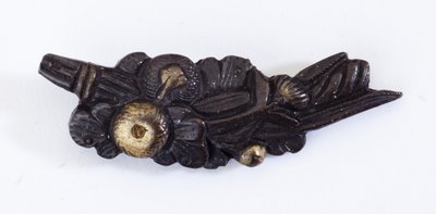 Menuki, oder Griffverzierung, in Form eines Blumenarrangements von Japanese School