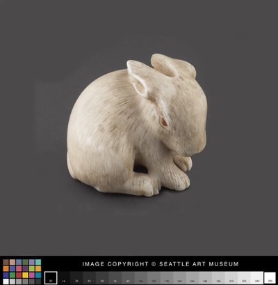 Netsuke modelliert als Hase mit Bernsteinaugen, spätes 19. Jahrhundert von Japanese School