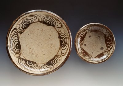 Platten dekoriert mit Umanomezara (Kreise mit Pferdeaugenmuster), späte 18. Jahrhundert-frühes 19. Jahrhundert, Emaille-Steinzeug, hergestellt in Seto, Durchmesser 21,5 cm und 34,5 cm, japanische Zivilisation, Edo-Periode von Japanese School