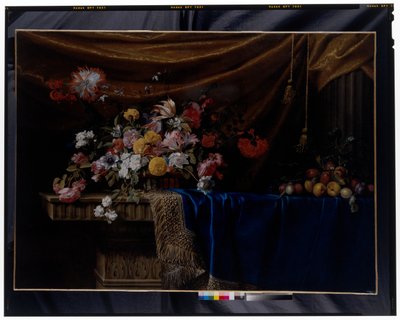 Ein Stillleben mit einem Korb voller Blumen und einem Haufen Früchte auf einem skulptierten Steintisch von Jean Picart
