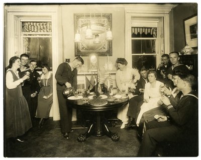 Alice Foote MacDougal unterhält eine Gruppe von Seeleuten in ihrer kleinen Wohnung im Alten Krieg, Greenwich Village, New York, USA von Jessie Tarbox Beals