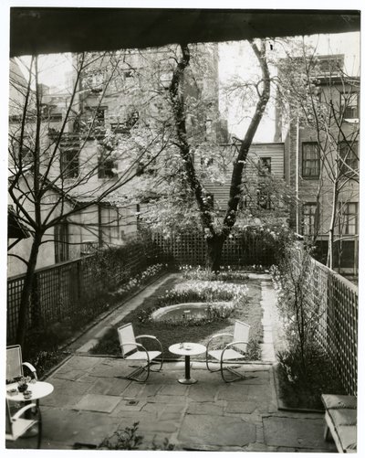 Garten von Mrs. W H Wells, 265 W 11th von Jessie Tarbox Beals