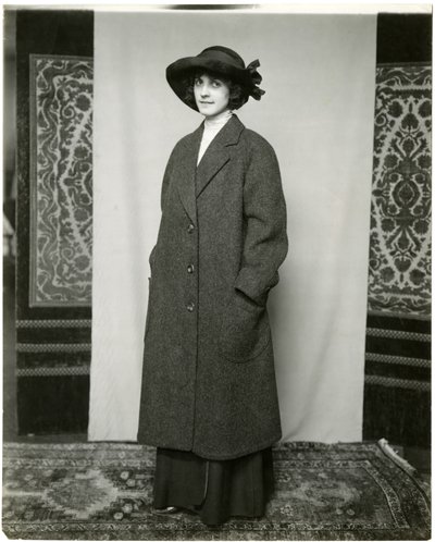 Grauer Mantel, Arnold & Constable, ca. 1905-18 von Jessie Tarbox Beals