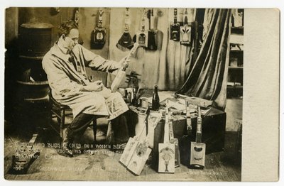 Große grelle Farbflecken auf einer Holzkiste und Bobby Edwards in seinem Dachboden unter den Sternen, Ukulelen schaffend, Greenwich Village, New York, USA von Jessie Tarbox Beals