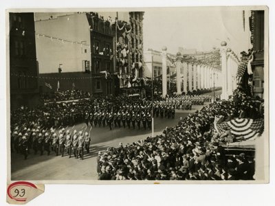 Militärparade am Ehrenhof der Marines, Großbritannien von Jessie Tarbox Beals