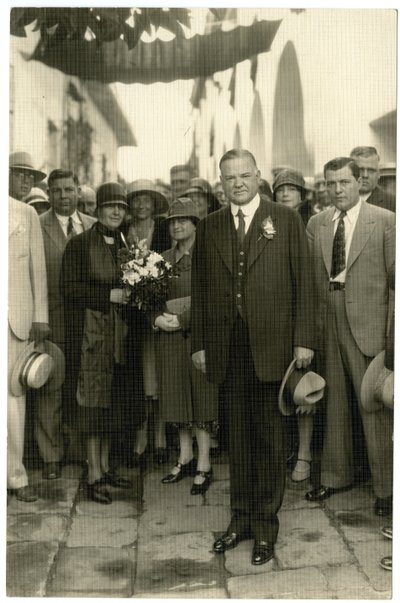 Präsident Hoover - Mrs. Hoover hält einen Blumenstrauß, um 1928-32 von Jessie Tarbox Beals