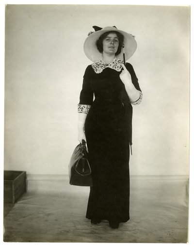 Richtige Art, eine Tasche und einen Regenschirm zu tragen, um 1905-18 von Jessie Tarbox Beals