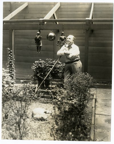 Tony Sarg in seinem Garten von Jessie Tarbox Beals