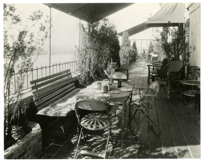 Terrasse mit Blick auf den Fluss, ca. 1936-37 von Jessie Tarbox Beals