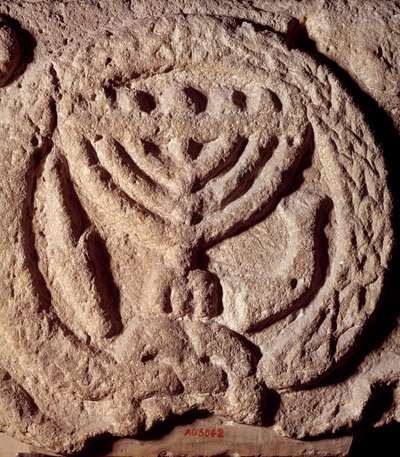 Judentum: Architekturelement aus Basalt einer Synagoge, verziert mit einem siebenarmigen Leuchter (Menora), Palme und Trompete von Jewish School