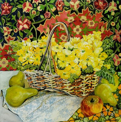 Gelbe Primeln in einem Korb, mit Früchten und Textilien von Joan Thewsey