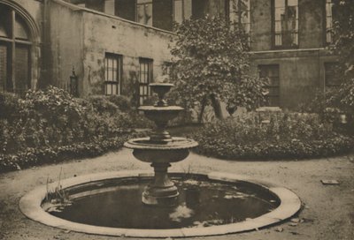 Alter Maulbeerbaum und Brunnen im Garten der Drapers Hall, ca. 1935 von Joel