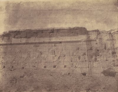 Edfu, Skulpturen und Inschriften der östlichen Fassade der Umfassungsmauer von John Beasly Greene