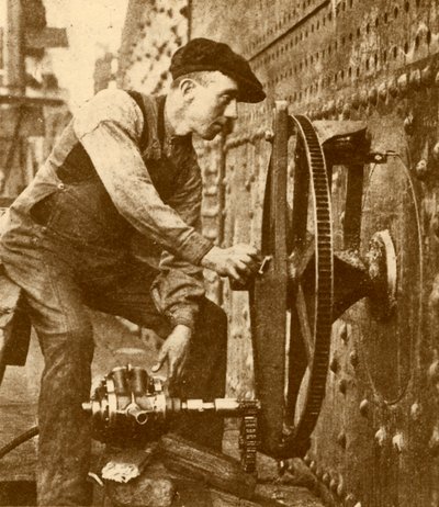 Ein pneumatischer Nieter schneidet Bullaugen in die Seite eines Liners von John Brown and Company