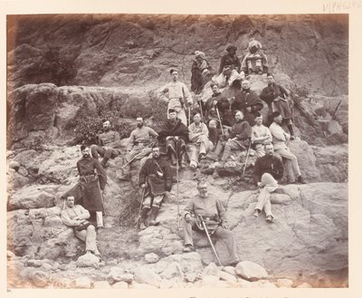 Offiziere des 51. Regiments auf Sultan Tarra, die verschiedene Dienstuniformen zeigen, 1878 von John Burke