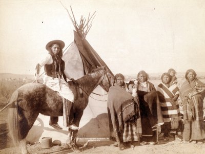 Lakota-Indianerinnen am Tipi, 1891 von John C. H. Grabill