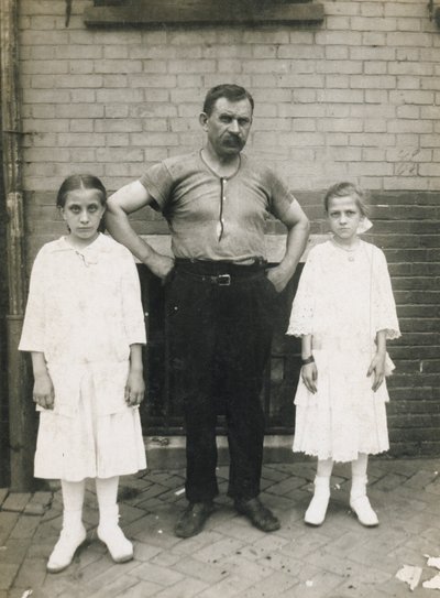 Ein Arbeiter und seine Töchter, Kensington, Philadelphia von John Frank Keith