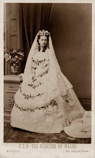 Prinzessin Alexandra von Dänemark in ihrem Hochzeitskleid für ihre Heirat mit dem Prinzen von Wales, dem zukünftigen König Edward VII. von John Jabez Edwin Paisley (after) Mayall