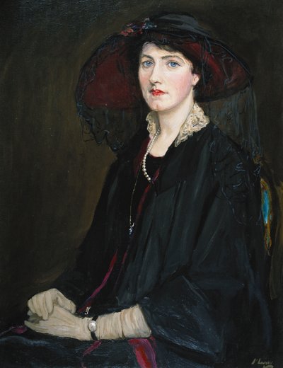 Porträt von Lady Raeburn, sitzend, halblang, in einer Spitzenjacke, Perlenkette und schwarzem Hut von John Lavery