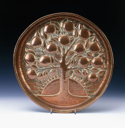 Ein Kupferlader, gehämmert mit einem fruchttragenden Baum vor einer untergehenden Sonne von John Pearson