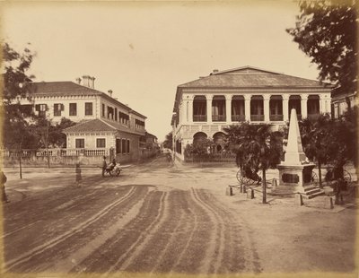[Gebäude von Siemssen und Co. und Denkmal der Immer Siegreichen Armee, Shanghai] von John Thomson