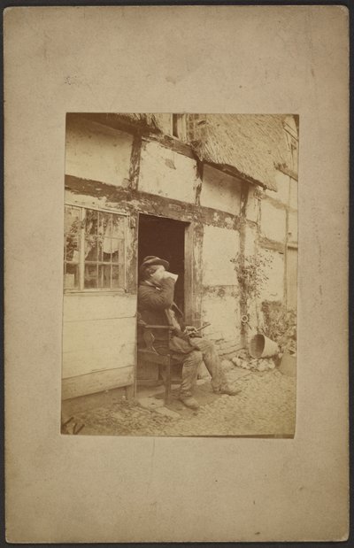 Sitzender Mann, der aus einem Krug im offenen Türrahmen trinkt von John Whistler