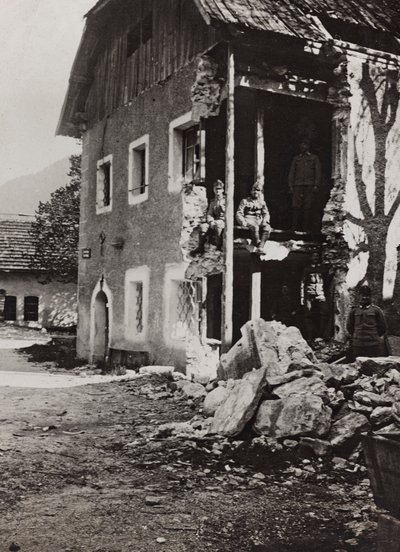 Album "Meine Weltkriegs-Erinnerungen Südwestfront (Kärnten, Italien, Südtirol) 31/03/1915-12/11/1918 - Josef Zohles Wien": Trümmer in Valbruna (s/w Foto) von Josef Zohles